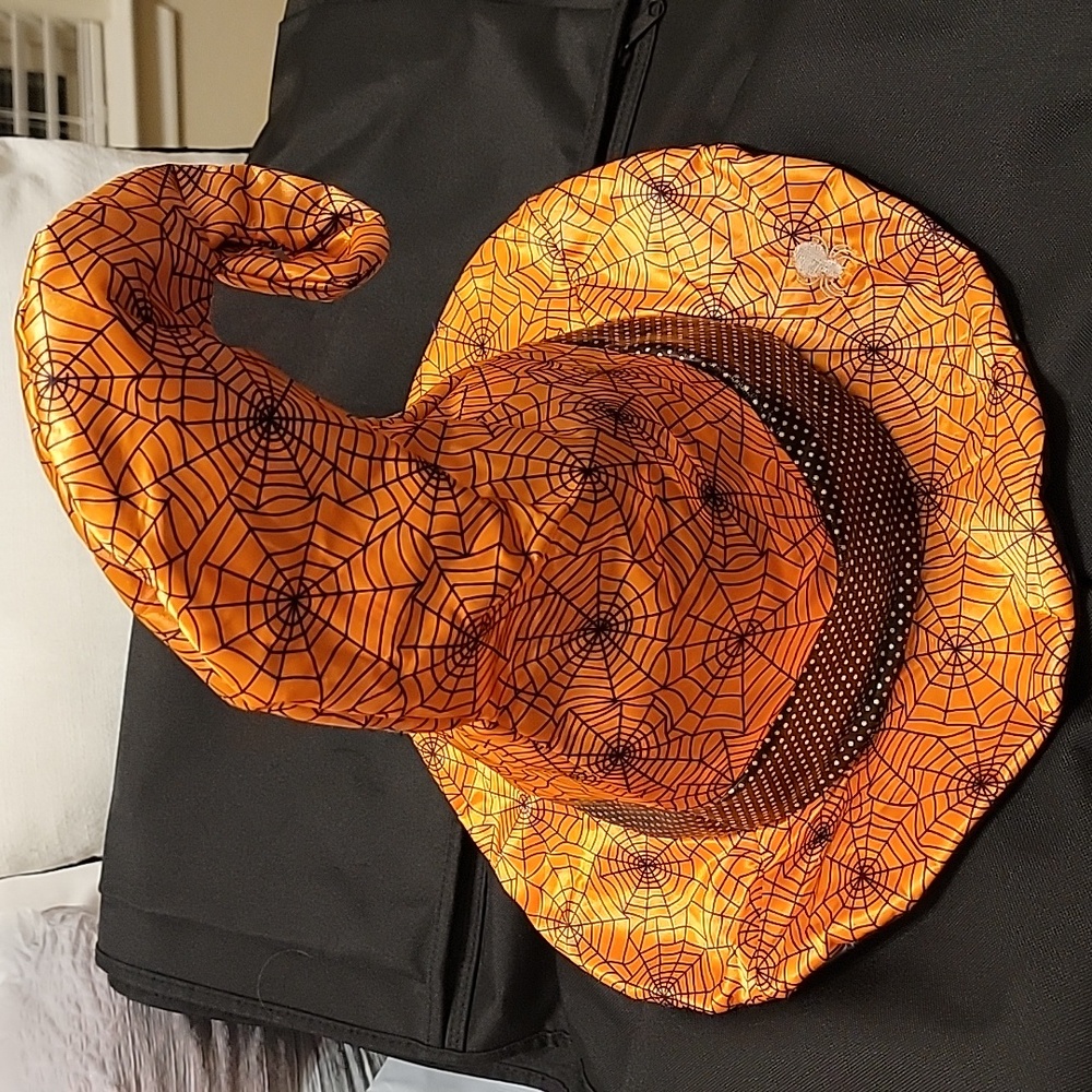 Singing witch hat